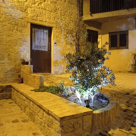 Borgo Gulini Da Anna Petralia Soprana